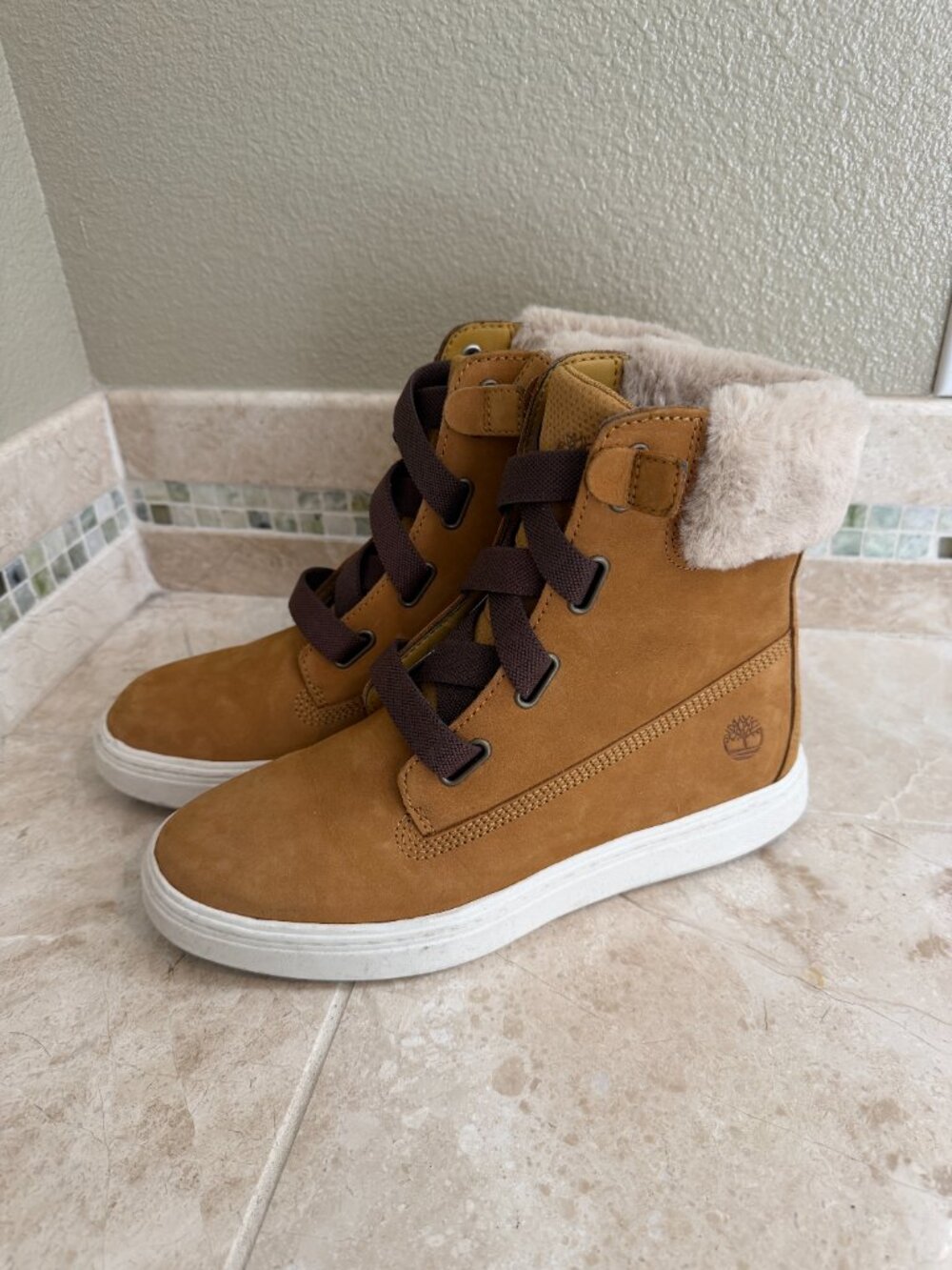 Timberland Women's Bria faux fur-lined high-top sneakers boots Size 8.5 - Picture 3 of 12
